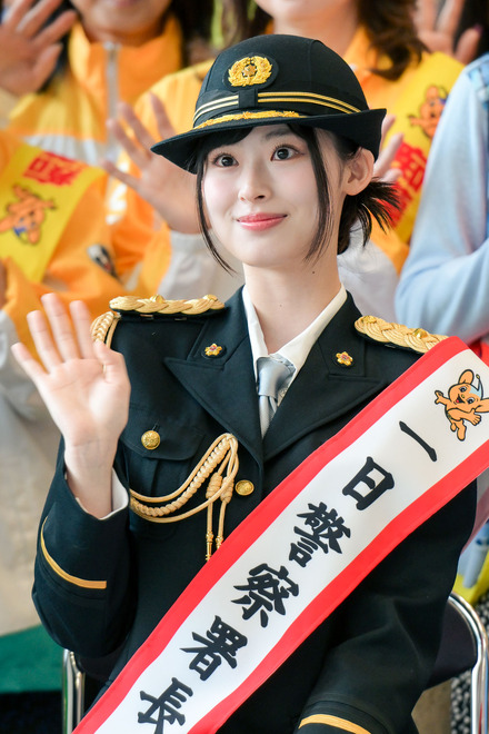 渋谷警察署の1日警察署長に就任した井本彩花