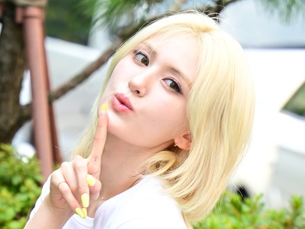 韓国の“元祖ハーフ美女アイドル”チョン・ソミ、ヒヤヒヤする丈のボトムズ「彼女しか着こなせない」【PHOTO】