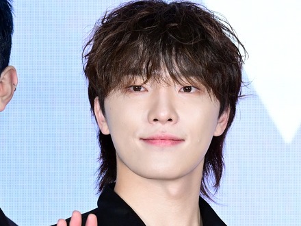 「本当にマンネ？」SEVENTEEN・ディノ、幻想ビジュでファンの心を強奪！「かっこよすぎます」【PHOTO】