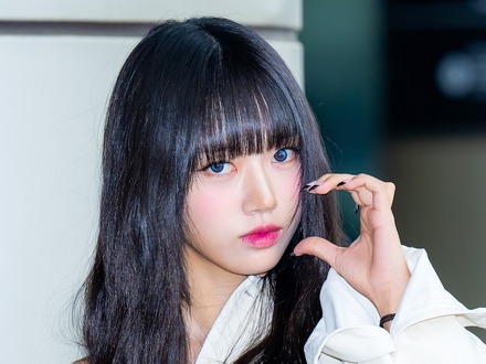 MEOVV・スイン、キュートなロングヘアにイメチェン！グレーの瞳で見つめる姿に「本物の子猫…？」【PHOTO】