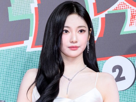 “ほぼ下着”衣装が話題を集めたaespa・ニンニン、胸元ざっくりドレスで大人な魅力全開！【PHOTO】