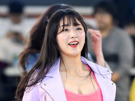 韓国チアガール、もはや隠し切れてない大胆ザックリ衣装…視線強奪の美貌に「眩しすぎ」の声【PHOTO】