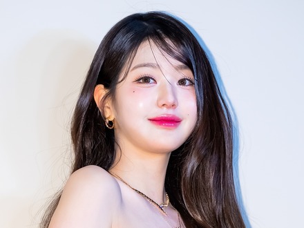 IVE・ウォニョン、超ミニスカで“見えそう”な大胆ポーズ！AI級の