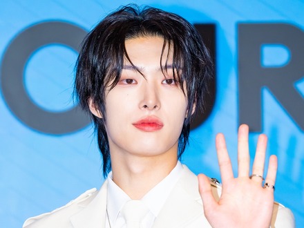 ATEEZ・ミンギ、「眼鏡×タイトシャツ」で“大人の色気”が限界突破！厚い胸板にファン釘付け【PHOTO】