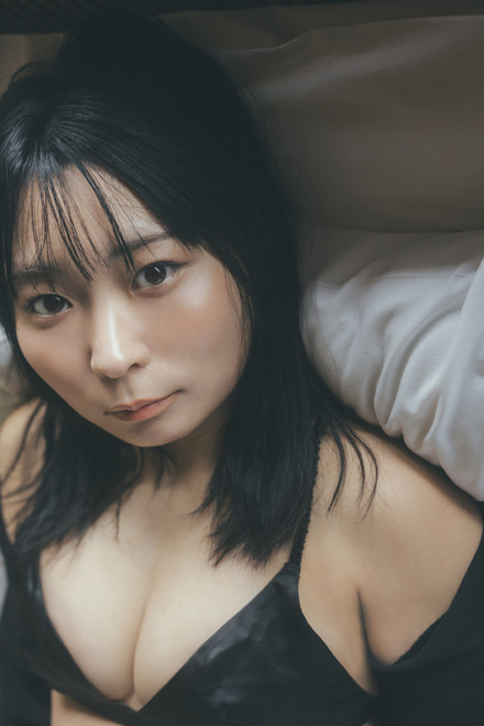 アンゴラ村長、大胆に谷間を見せつけるランジェリー姿！ 『標準体型