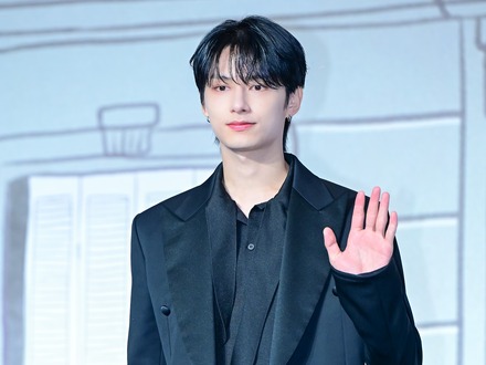 SEVENTEEN・ジュン、レッドカーペットで人気俳優としての存在感を証明！中国・上海国際映画祭に出席