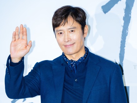 「フロントマン」のスピンオフも!? 『イカゲーム3』で注目のイ・ビョンホン、米人気トーク番組に単独出演