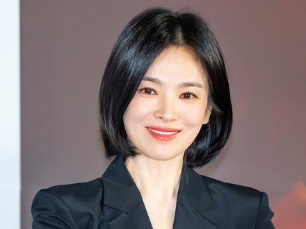 女優ソン・ヘギョ、ボディライン際立つドレスで唯一無二の“国宝級美貌”を披露【PHOTO】