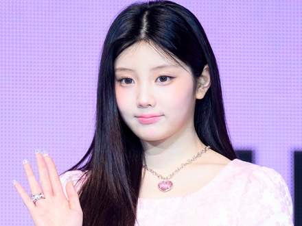 まさに初恋ビジュアル…ILLIT・ウォンヒ、制服風ワンピースで“清楚かわいい”魅力全開！【PHOTO】