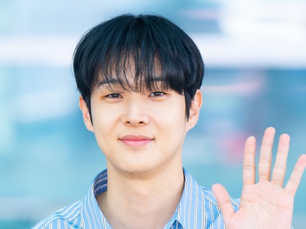 俳優チェ・ウシク、爽やかなブルーコーデで魅了！パリファッションウィークに出発【独自写真】