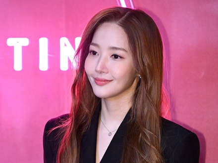 見えてる？女優パク・ミニョン、紐トップス着た妖艶な寝そべりSHOT「狂ってしまう」【PHOTO】