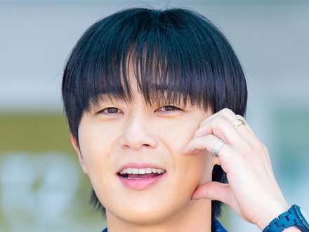 俳優パク・ソジュン、海外でも隠し切れないオーラ！愛らしいオフショットで「急に幸せに」【PHOTO】