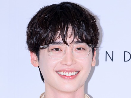 俳優イ・ジョンソク、主演ドラマ『瑞草洞＜ソチョドン＞』で共演女優と甘々な空気感…ポスター公開