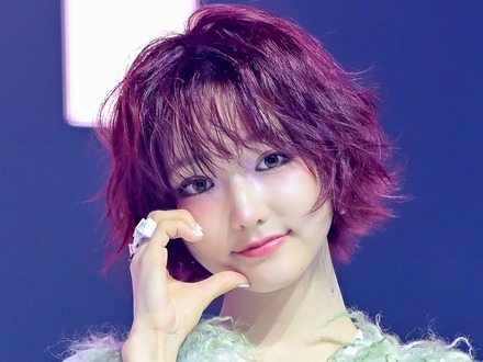 「短髪のあの子」でお馴染み！KiiiKiii・ジユ、金髪ショートヘアで唯一無二の可愛さ発揮【PHOTO】