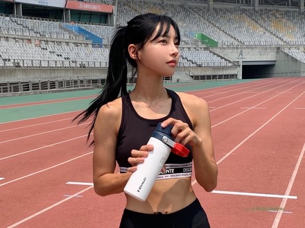 大胆ウェアから美貌がくっきり…aespa・カリナ“そっくり”の韓国陸上選手に大絶賛「腹筋ハンパない」【PHOTO】