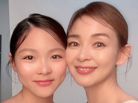 SHIHOの娘が大変身！普段はメガネでナチュラルな13歳が…“まるで姉妹”な母娘写真に反響【PHOTO】