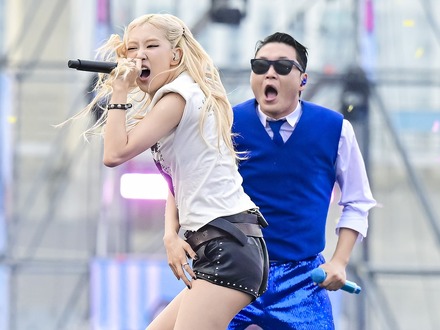 BLACKPINK・ロゼ、PSY「ずぶ触れ」ショー初体験!!