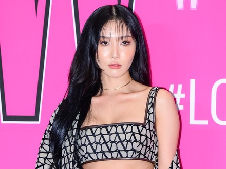 過激ダンスによる“公然わいせつ”告発を乗り越えたファサ　自慢の肉体も堂々披露、バカンス満喫【PHOTO】