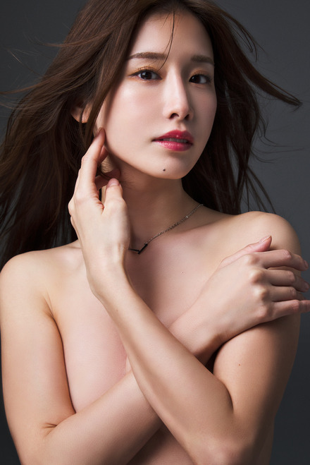 益田アンナの1st写真集『Fragments of glow』　（C）i-dee（Hideaki Araoka）