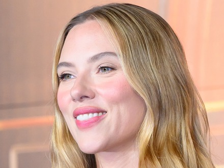 キムチにコスメ！スカーレット・ヨハンソン、8年ぶりの訪韓で大満喫　『ジュラシック』最新作をPR