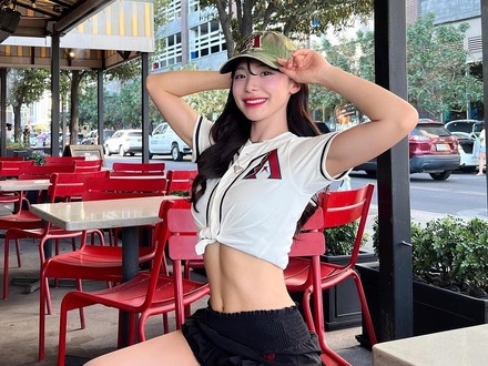 短すぎて履いていないのかと…韓国チアガールの超ミニワンピに絶賛続々「スタイルがハンパない」【PHOTO】