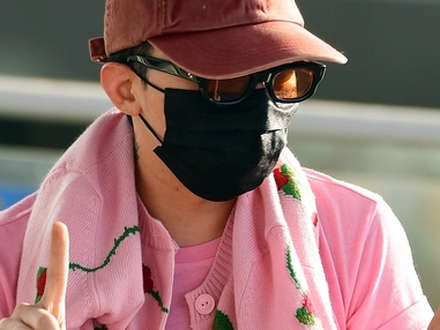 G-DRAGONがピンクのド派手ファッションで空港に、カラフルなネイルと腕のタトゥーにも注目【PHOTO】