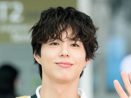パク・ボゴム、“彼氏ルック”で空港に登場！絶妙バランスの脚長スタイルに視線集中【PHOTO】