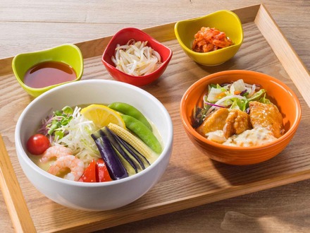 たっぷり野菜のシビ辛麻辣冷麺＆選べる副菜　（税込1,649円）～