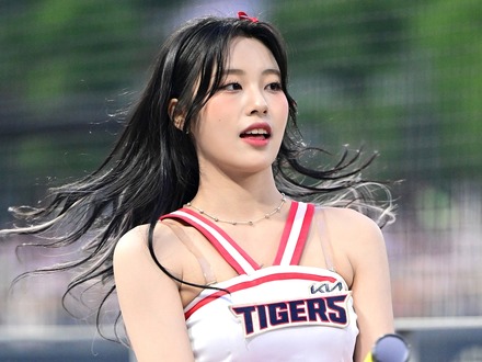 韓国人気チア、濡れたラッシュガードから腹筋チラリ…鍛え抜かれた美貌に「致命的」「大好き」の声【PHOTO】