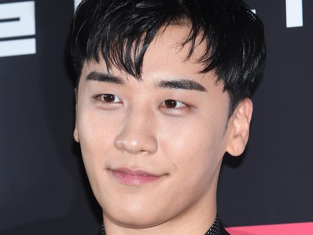 BIGBANGを脱退したV.Iの近況明らかに 女性とのツーショットがSNS上で公開、韓国ソウルに滞在か