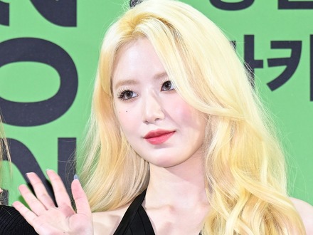 透けてインナーが…i-dle・シュファ、シースルードレスで“妖艶な魅力”を披露「美しすぎます」【PHOTO】