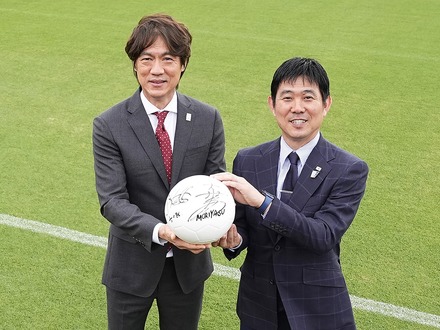 森保一とホン・ミョンボ。日韓サッカー代表監督による初の対談はなぜ実現したのか。その舞台裏を明かす