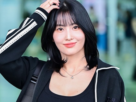 TWICE・モモ、真っ赤な衣装で圧倒的ボリューム感見せつける！堂々としたポーズが「最高」と絶賛【PHOTO】