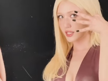 色気に満ち満ちたシルエットに注目…ブロンドK-POP歌手の大胆衣装、ホットパンツも眼福