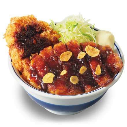 トンテキとチキンカツの合い盛り丼(税込979円)