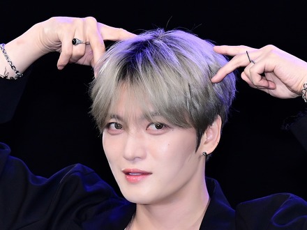 ジェジュン、パンダのぬいぐるみを抱く可愛らしさ溢れる姿が話題「抱っこが手馴れてる」【PHOTO】