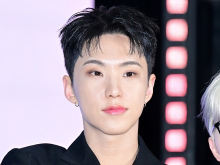 まるでアニメキャラ？SEVENTEEN・ホシ、“青髪イメチェン”に大反響「世界一」「最高」【PHOTO】