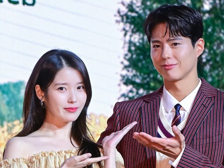 IU、ドラマで共演した俳優パク・ボゴムの目頭を熱くさせる！冠番組の最終収録に登場