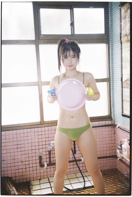 昭和レトロな温泉で。「水鉄砲があったのでポーズをとってみました」　撮影・松岡一哲