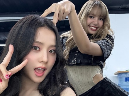 BLACKPINK・ジス、メンバーたちとじゃれ合うトロント公演の裏側を公開【PHOTO】