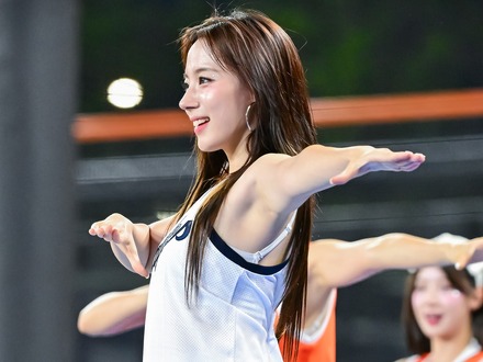引き締まった筋肉美に注目！韓国チアガールの大胆スイムウェアSHOTに視線強奪「背筋が素晴らしい」【PHOTO】
