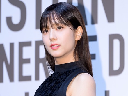 “AIが想像したミューズ”に変身…BLACKPINK・ジス、未来都市を舞台に別次元のオーラを披露