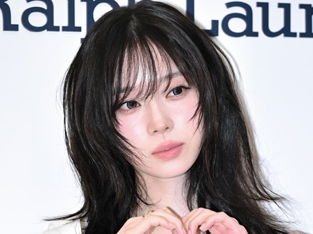 ベッドに寝そべり誘惑ポーズ…aespa・ウィンター、タンクトップ姿にファン悶絶「手加減して」【PHOTO】