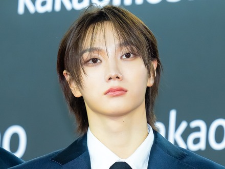 王子様降臨！BOYNEXTDOOR・ソンホ、白スーツ×金髪で放つ圧倒的オーラ
