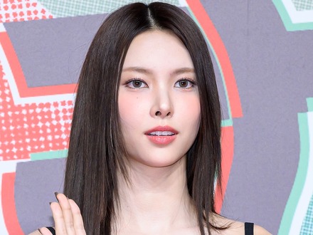 まるでお人形…ILLIT・ユナ、“くるくるウェーブヘア”で放つキュートな魅力にファン悶絶「言葉が出ない」【PHOTO】