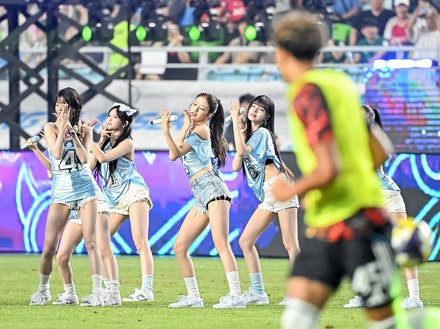 IVEのサッカー始球式での“露出衣装”、「自分たちが選んで着た」から問題ないのか　評価が真っ二つのワケ