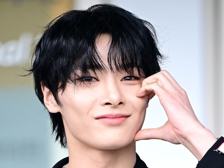 Stray Kids・I.N、黒髪✕陶器肌の成熟した魅力でファンを虜に「かっこよさについていけない」【PHOTO】