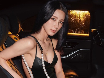 “ほぼ紐”ドレスで話題を集めたi-dle・ミヨン、圧巻スタイルのワンショルドレス姿に釘付け【PHOTO】
