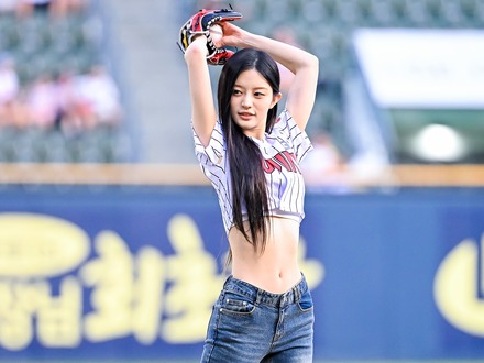 驚異の“極細ウエスト”に韓国プロ野球ファンも釘付け！ILLIT・ミンジュ、大胆フォームの始球式で球場魅了【PHOTO】
