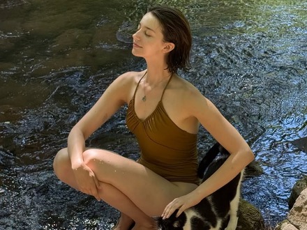 服をたくし上げて肌チラも…韓国で活動するロシア美女タレント、穏やかな夏の日常を公開【PHOTO】